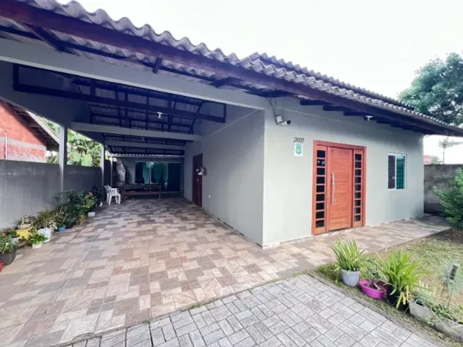 CASA DE 3 QUARTOS NA REGIÃO CENTRAL A 800 METROS DA PRAIA CENTRAL DE GUARATUBA-PR