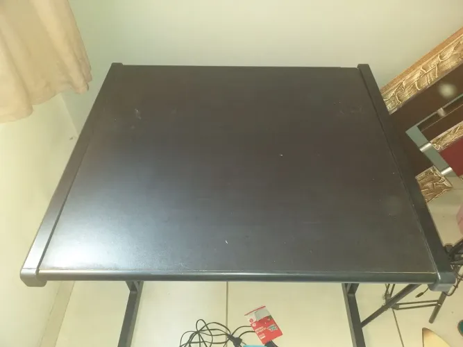 Mesa de escritório pequena preta