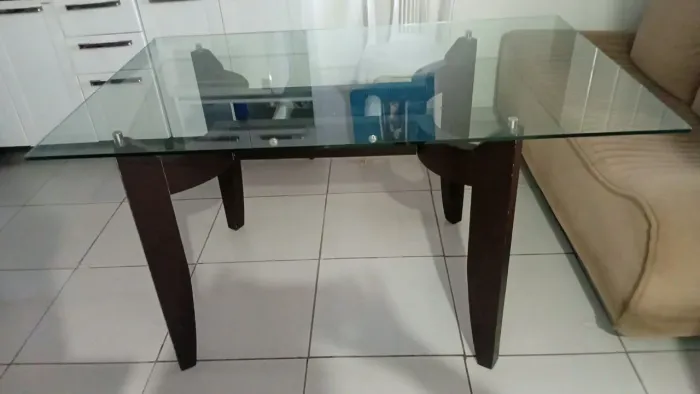 Mesa de vidro 10cm com pé de madeira