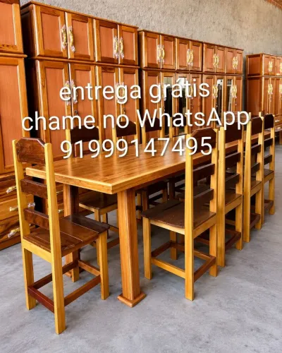 Mesa de angelim pedra com o tampo de madeira inteira.