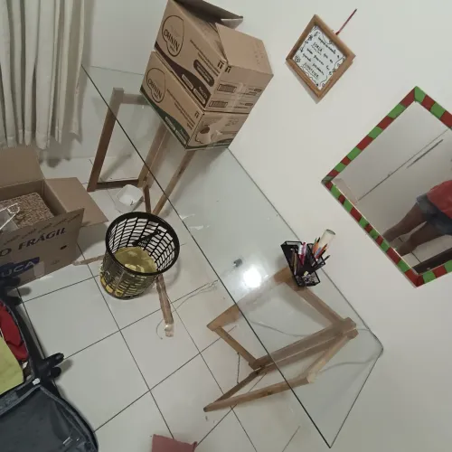 Mesa Escritório / Aparador Tampo de Vidro e Pés em Madeira (Cavaletes)