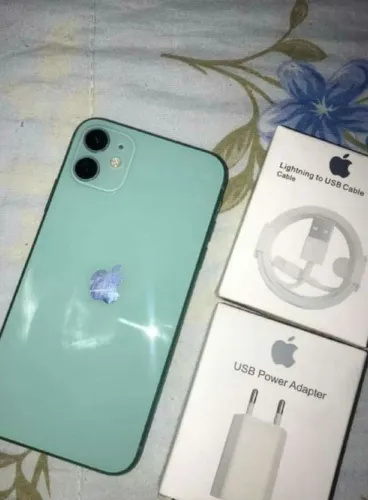 com uma qualidade perfeita!!!tela com nenhum aranhão bateria cheia, + carregador e fone!!