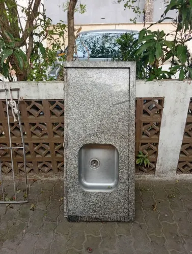 Doa-se pia de granito com a cuba de inox.