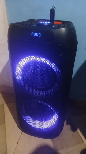 CAIXA DE SOM BLUETOOTH: ÓTIMO caixa de som, vem acompanhada de dois microfones sem fios...