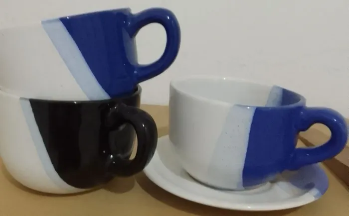 Trio de xícaras em cerâmica