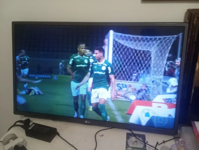 Tv de led LG de 32 polegadas funcionando pequena sombra do lado direito da tela