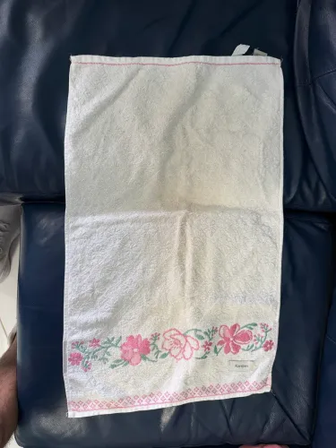 toalha branca estampada flores