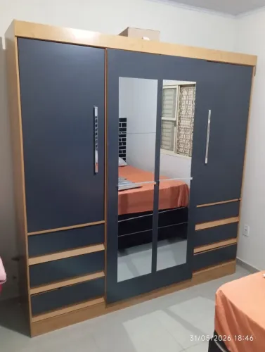 Guarda roupa 6 portas com espelho