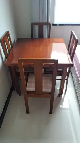 Mesa com 4 cadeiras (madeira)