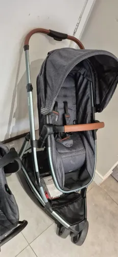 Carrinho de bebê completo (com moisés e base isofix de carro)