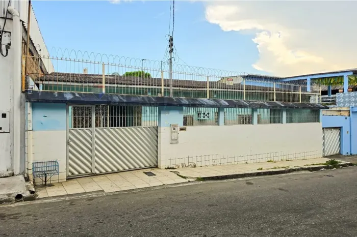 Casa com 4 dorm, 309m² à venda no Petrópolis por R$ 500.000