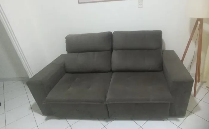 Sofá retrátil 3 lugares grande em veludo 
