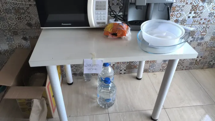 Mesa revestimento fórmica branca com pés desmontáveis 