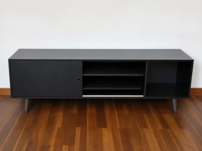 Rack Madesa Dubai para TV até 65? ? preto, com pés e porta de correr