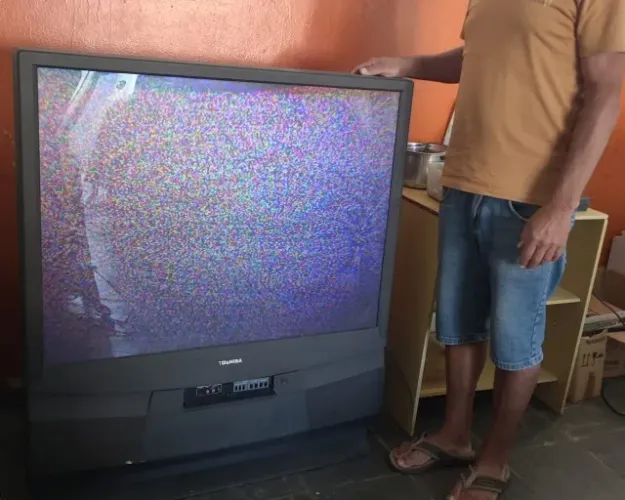 TV 50 polegadas cinema antiga Toshiba com defeito