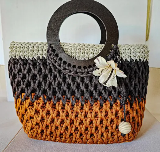 Bolsa de mão de crochê com alça de madeira, chaveiro de flor de tecido. Tamanho 25x18 