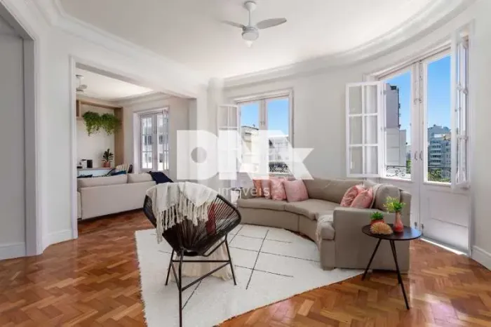 Luxuoso apartamento com varanda no Posto Seis!