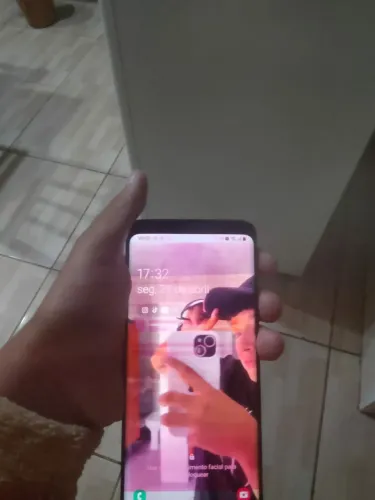 Celular semi novo, em boa condição, pegando td certinho