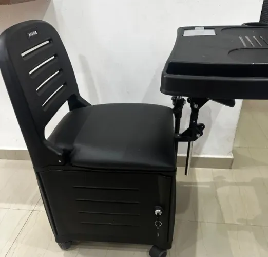 Cadeira cirandinha, mesa manicure com apoio de pés, completa Veneza preta Dompel