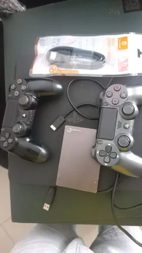 PlayStation 4 - com dois controles