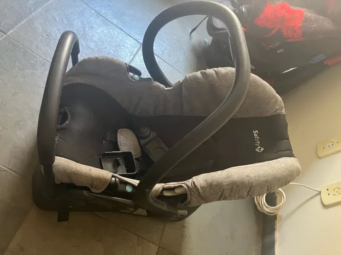 Carrinho e bebê conforto com suporte