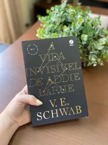 A Vida Invisível de Addie Larue - seminovo
