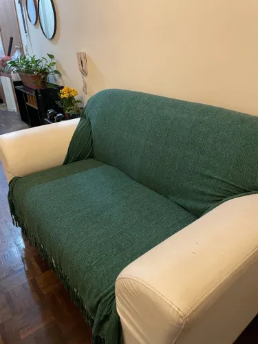 Sofá bege de 2 lugares