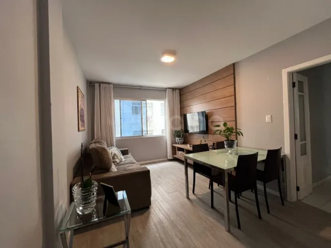Apartamento em ótimo estado, com 3 dormitórios e dependência. Uma vaga livre