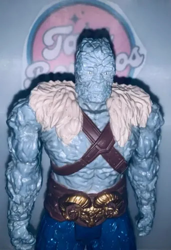 Boneco korg 30 cm hasbro - usado semi novo 