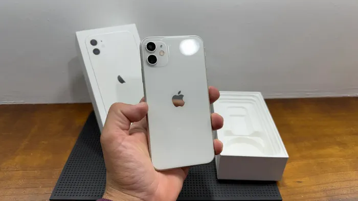 IPhone 11 128GB branco - semi novo 
