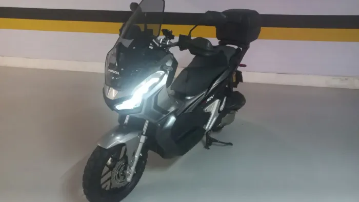 Adv 150 impecável com vários acessórios