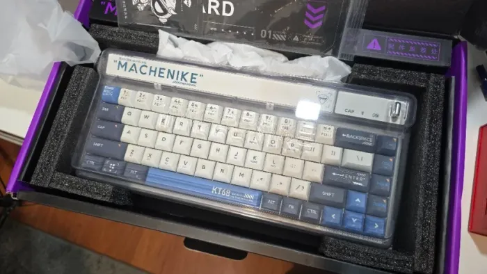 Teclado mecânico Machenike KT68 bluetooth, estilo typewriter com switches vermelhos e RGB