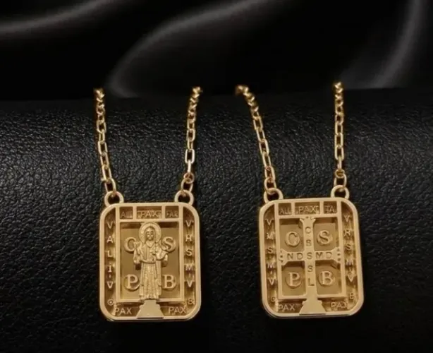 Escapulário São Bento Em Ouro 18k 750