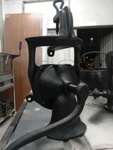 Moedor de café antigo funcionando 