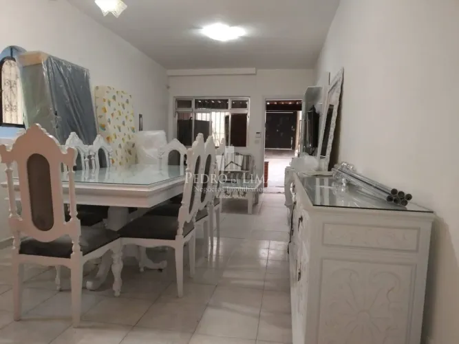 Casa térrea com 2 dormitórios e 2 vagas ao lado Estação de monotrilho Camilo Haddad