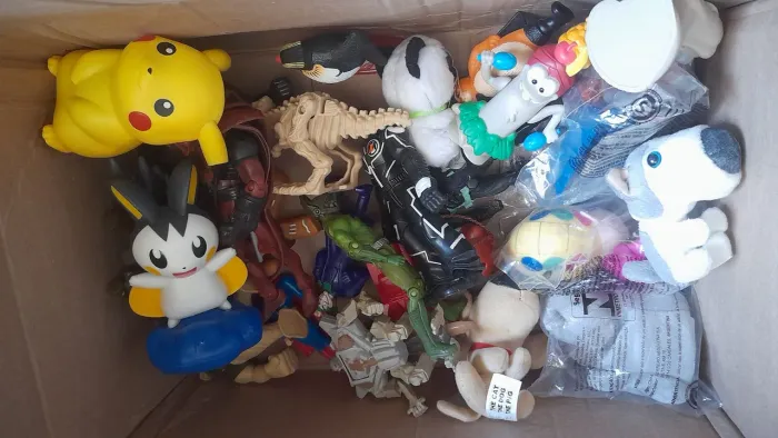 26 Kit Lote Box Caixa Cheia de Brinquedos Bonecos: McDonalds, Figuras de Desenhos, Etc.