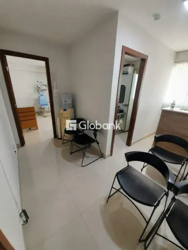Sala comercial à venda em Centro com 33m² e banheiro.