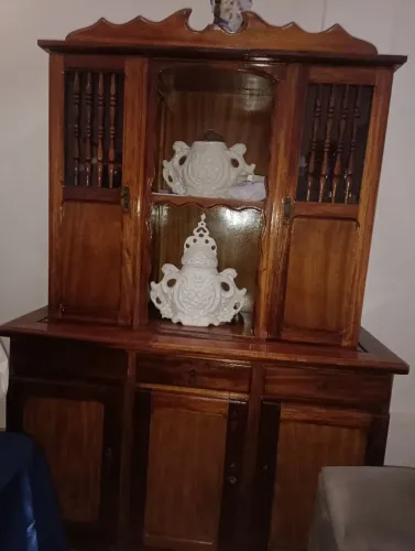 Cristaleira Colonial em Madeira Maciça - Alta Qualidade e Ótimo Estado