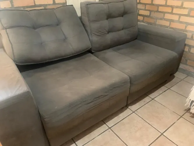 Sofá cama cinza reclinável