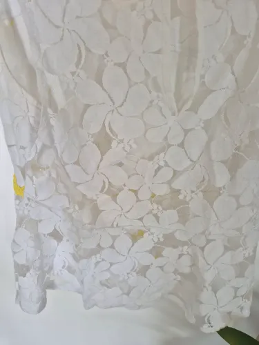 Blusa branca rendada c apliques
