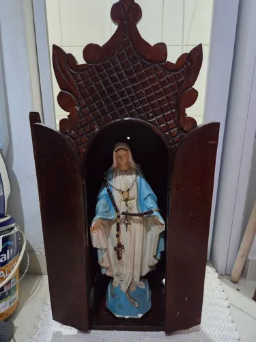 Kit Religioso Exclusivo: Oratório em Madeira + Imagem de Nossa Senhora + 2 Terços