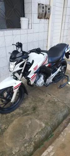 Moto sem nenhum detalhe,pronta pra transferir.