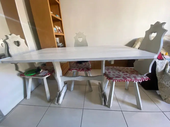 Mesa com 4 cadeiras MADEIRA LEGITIMA RARIDADEE !!