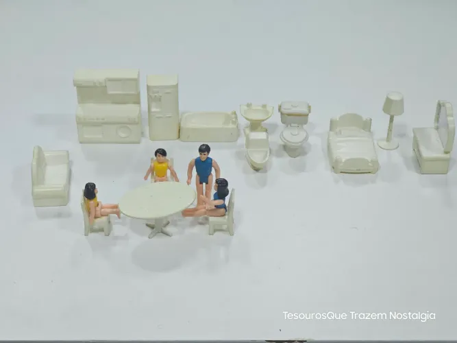 Miniaturas antigas casa de boneca fisher price com 4 personagens 