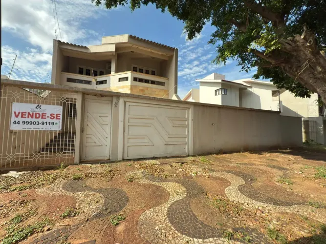 Imóvel para venda possui 392 metros quadrados com 3 quartos em Zona II - Umuarama - PR