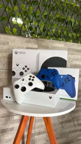 Xbox Series S 500GB | Caixa + 2 Controles 