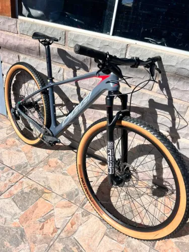 Bicicleta MTB Oggi Squadra em Carbono