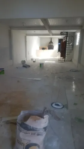 Aluga-se amplo ponto comercial com 2 andares, cozinha, 2 banheiros, depósito . Para qualqu