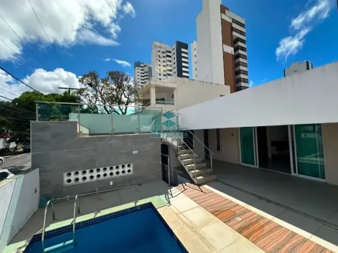 Casa térrea à venda na Pituba com 380m², 4 quartos, 2 suítes e piscina