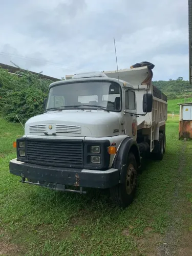 VENDO Caminhão Basculante traçado Mercedes 2220 em excelente estado de conservação